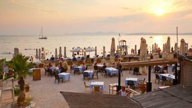 Апартаменты Seaside Sunset Walks Афины Экстерьер фото